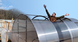 Телеведущий Виталий Декабрев выбрал АКТУАЛЬ!Био для своей новой теплицы